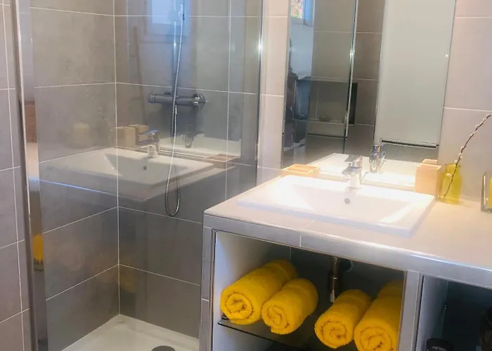 Mini-villa Mitoyenne De Type F2 Proche Golfe De Lava 度假居 *